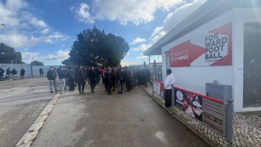 Adeptos do Benfica insatisfeitos cercam Centro de Estágios do Seixal e pressionam equipa