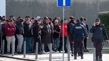 O momento em que 200 adeptos do Benfica entram no centro de estágio do Seixal