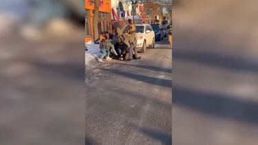 O momento em que homem é baleado por agentes federais em Minneapolis, EUA