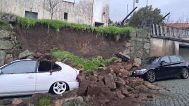 Muro desaba e destrói dois carros no Marco de Canaveses