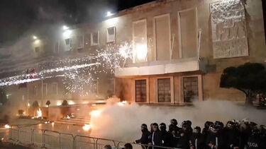 Cocktails molotov lançados contra o parlamento da Albânia durante confrontos em manifestação da oposição