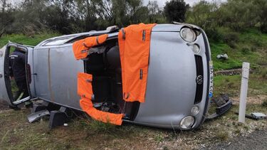 Mulher sofre ferimentos graves após capotamento de carro na A22