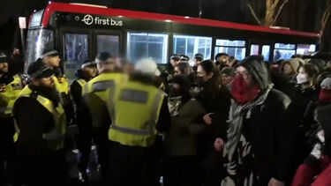 Polícia britânica detém 86 pessoas em protesto de apoio a ativista preso e em greve de fome 