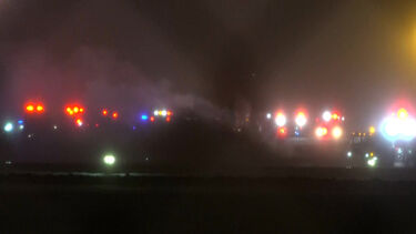 Avião com oito pessoas a bordo cai enquanto estava a levantar voo nos EUA. Imagens mostram grande nuvem de fumo 