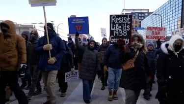 Manifestantes protestam contra o ICE após agente de imigração matar homem a tiro 