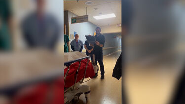 Filho de veterano partilha vídeo para homenagear enfermeiro morto a tiro pelo ICE 