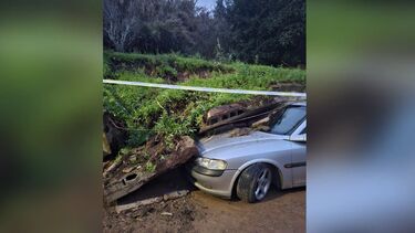 Carro ficou soterrado devido à queda de muro em Alenquer