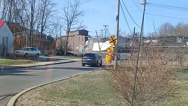 Comboio colide com camião preso em linha férrea nos EUA 