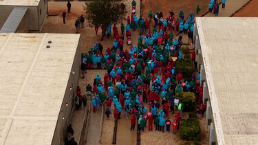 Imagens aéreas mostram famílias imigrantes em protesto dentro de centro de detenção no Texas