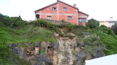 Casal e três filhos menores desalojados após deslizamento de terras em Oeiras