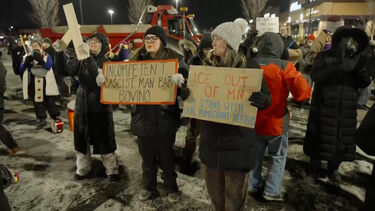 Manifestante apitam e batem tachos em frente a hotel onde estará hospedado comandante da Patrulha de Fronteiras dos EUA