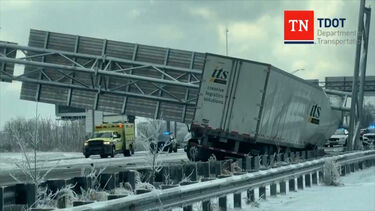 Sinalização de autoestrada cai em cima de camião nos EUA