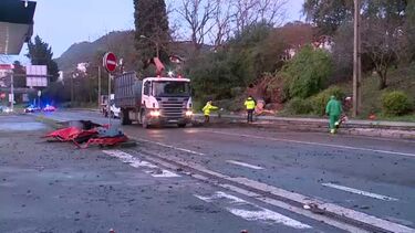 Local do acidente onde ainda são visíveis destroços da viatura