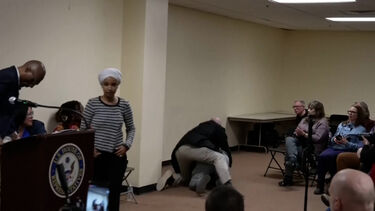 Congressista democrata Ilhan Omar atingida por líquido durante discurso em Minneapolis  