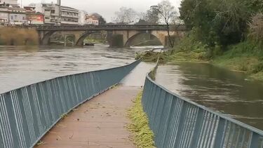 Passadiço em Barcelos submerço devido à subida do leito do rio cávado