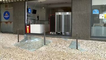Loja na Costa da Caparica com vidros partidos devido à depressão Kristen