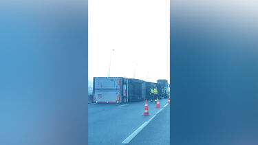 Camião tomba na Ponte Vasco da Gama
