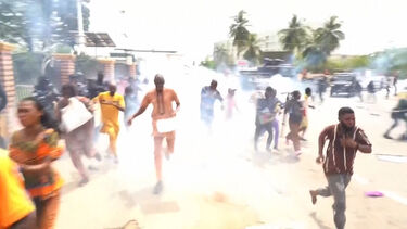Polícia lança gás lacrimogénio contra manifestantes na Nigéria 
