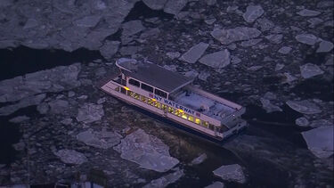 Ferrys atravessam porto de Nova Iorque parcialmente congelado após tempestade de inverno 