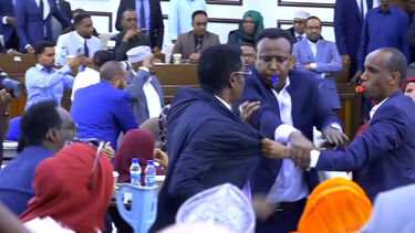 Propostas de emendas constitucionais causam confrontos no parlamento da Somália 