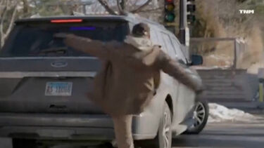 Novos vídeos mostram Alex Pretti a pontapear carro do ICE e em confrontos com os agentes 11 dias antes de ser morto 