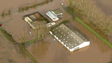 Imagens aéreas mostram casas e carros submersos após passagem da tempestade Chandra pelo Reino Unido