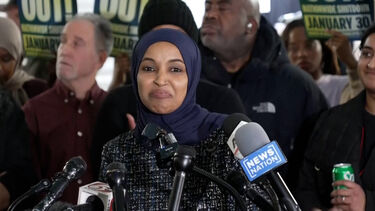 “O medo e intimidação não funcionam comigo”: Congressista atacada com líquido critica “retórica de ódio” de Trump