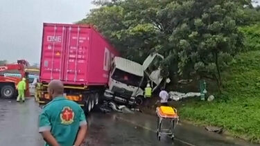 Pelo menos 11 mortos em acidente entre autocarro e camião na África do Sul 