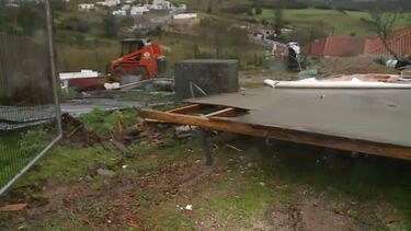 Casas pré-fabricadas completamente destruídas devido ao mau tempo em Sobral de Monte Agraço