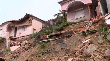 Deslisamento de terras em Porto Brandão obrigou ao corte da estrada de acesso ao interior da vila 
