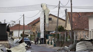 Depressão Kristin deixa rasto de destruição na aldeia de Barracão, concelho de Leiria
