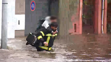 O momento em que bombeiro resgata criança de estrada inundada em Águeda 