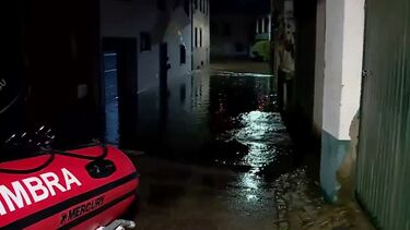 Moradores da Aldeia do Cabouco, em Coimbra, presos dentro de casa devido à subida das águas do rio