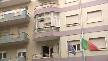 Explosão em edifício em construção em Algés danifica veículos e residências vizinhas