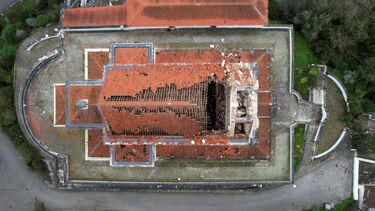 Uma igreja e estádio destruídos e estradas alagadas: os efeitos da tempestade Kristin vistas de drone