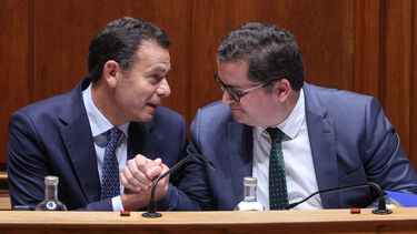 Excedente dá margem para responder às crises das tempestades e Irão, diz ministro das Finanças