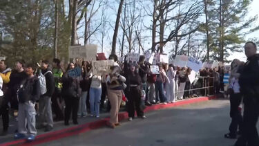 Estudantes saem da escola para protestar contra as atividades do ICE nos EUA