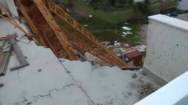 Grua cai em prédio devido ao vento forte na Marinha Grande
