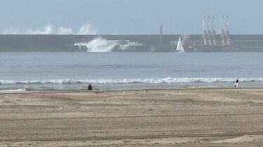 Mar abre 'buraco' no quebra-mar do Porto de Leixões