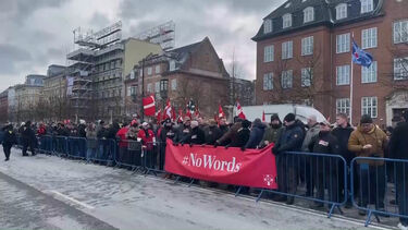 Militares veteranos dinamarqueses protestam junto à embaixada dos EUA contra ameaça de tomada da Gronelândia
