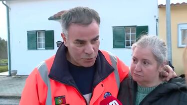 Moradora afetada pela tempestade Kristin em Figueiró dos Vinhos é consolada por Presidente da Câmara