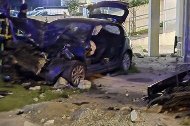 Carro em despiste invade jardim de moradia