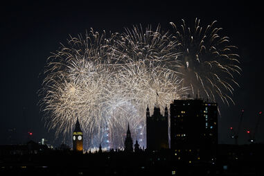 Fogo de artifício ilumina o céu em Londres durante as celebrações de Ano Novo