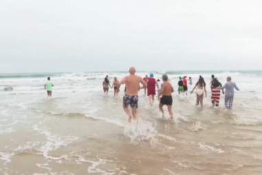 Banho de Ano Novo reúne nadadores em Carcavelos