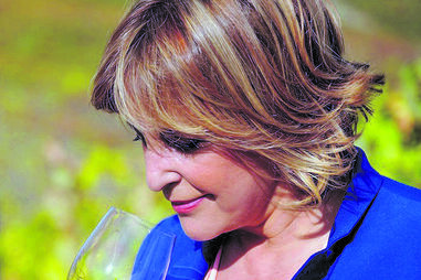 Aos 73 anos, Dina Aguiar regressa às origens no Douro vinhateiro