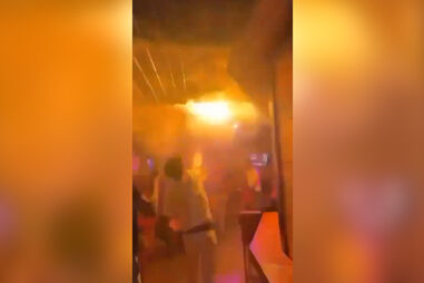 Novas imagens mostram jovem a tentar apagar incêndio e momentos de pânico após fogo alastrar em bar na Suíça