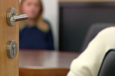 "Deu-me uma injeção que me deixou praticamente impotente": mulher abusada por ortopedista recorda o trauma