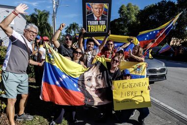 Venezuelanos festejam destituição do presidente Nicolás Maduro