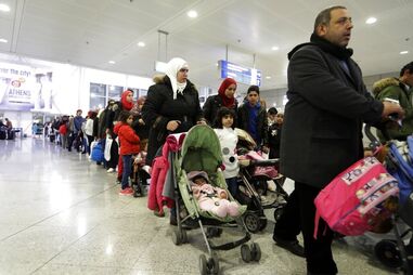 Passageiros aguardam no Aeroporto Internacional de Atenas