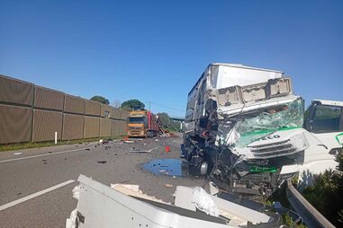 Colisão entre dois camiões corta trânsito na A1 na Mealhada
